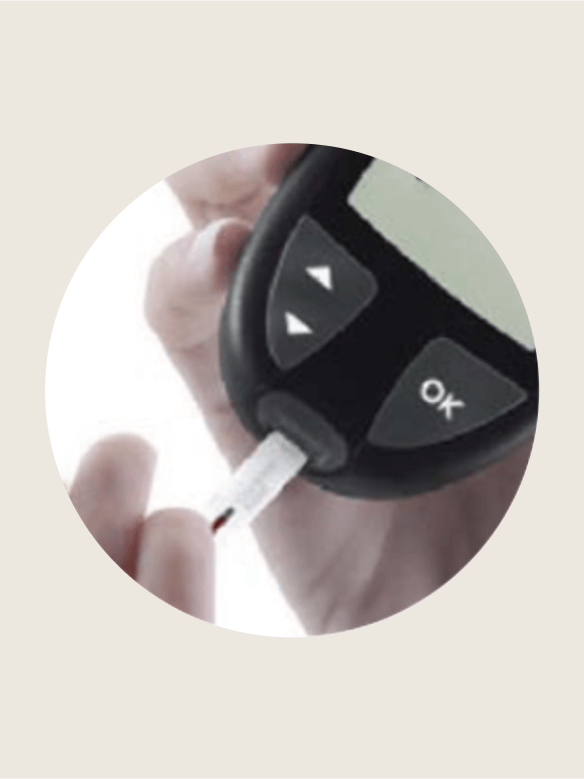 Hand h&auml;lt ein Blutzuckermessger&auml;t mit einem Teststreifen, mit einer &bdquo;OK&ldquo; Taste in einer hellen Umgebung.