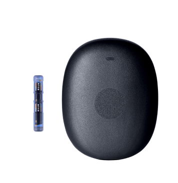 Der Eversense Transmitter befindet sich neben dem kleinen CGM Sensor vor einem Hintergrund mit blau-grauem Farbverlauf.